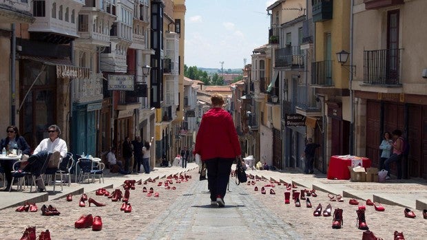 La exposición «Zapatos Rojos-Arte público» contra la violencia machista