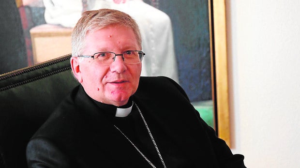 Monseñor Juan Antonio Menéndez, en un momento de la entrevista con ABC
