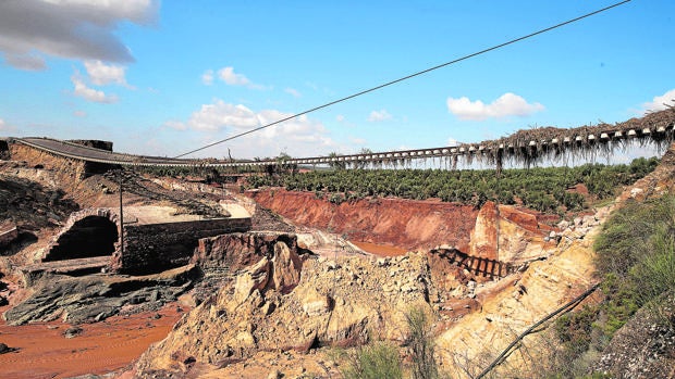 La crecida del río Blanco tiró un puente en la provincia de Sevilla y motivó el corte de la línea ferroviaria