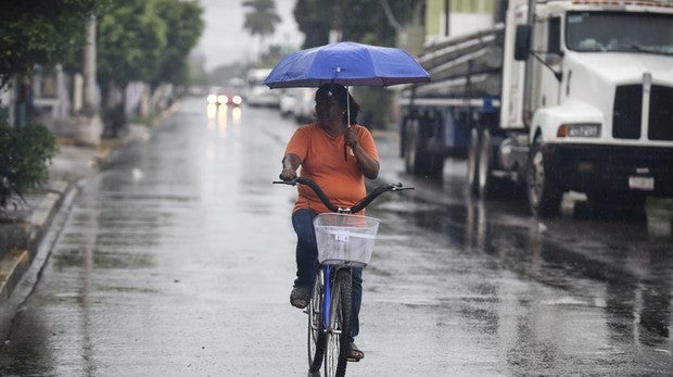 Una mujer en Escuinapa, México, antes de la llegada del huracán