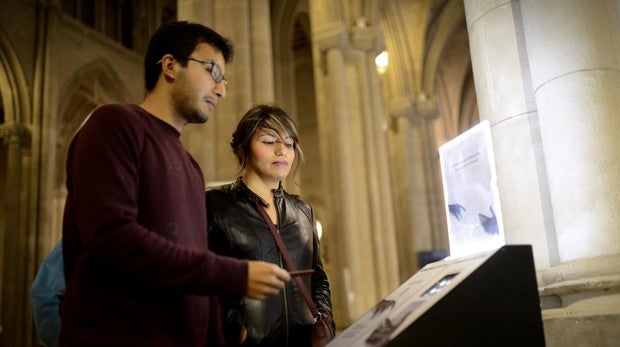 Cepillos electronicos en la catedral de la almudena, donde se puede dar el donativo con tarjeta y móvil