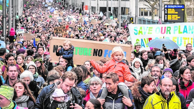 Miles de manifestantes participan en una manifestación sobre el cambio climático en Bruselas