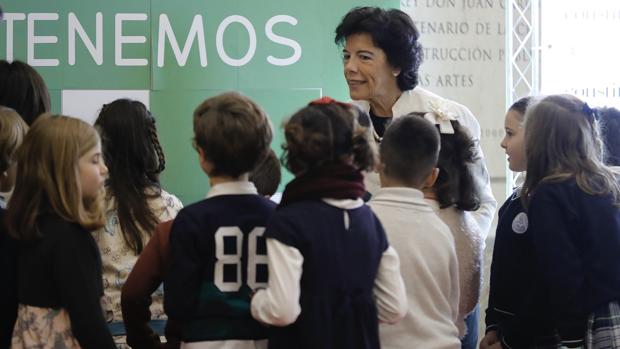 La ministra de Educación, con un grupo de escolares en el 40 aniversario de la Constitución