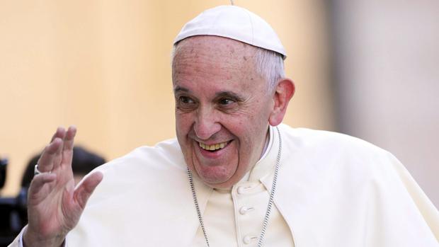 El papa Francisco saluda a su llegada al encuentro con miles de monaguillos en la Plaza de San Pedro en el Vaticano hoy 4 de agosto de 2015