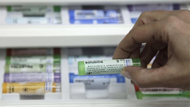 Medicamento homeopático en una farmacia