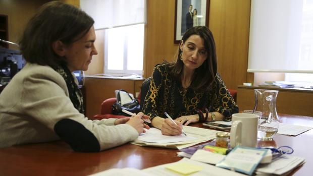La delegada trabaja en su despacho, presupuestos en mano, con su jefa de prensa
