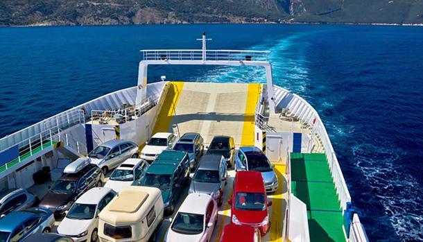 Uno de los ferris que traslada vehículos de la Península a Baleares