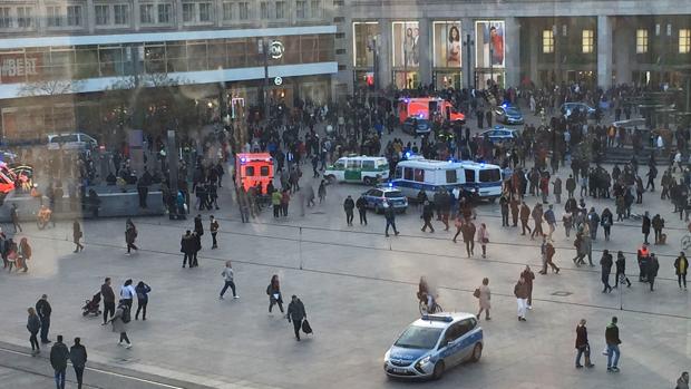 Presencia policial en la céntrica plaza Alexanderplatz de Berlín por la concentración