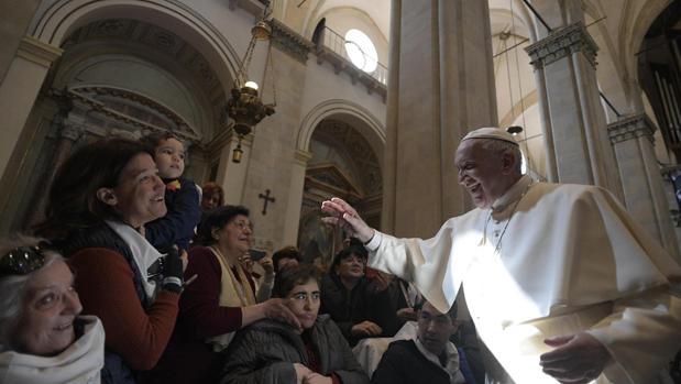 El Papa Francisco, este lunes, en el Santuario de Loreto