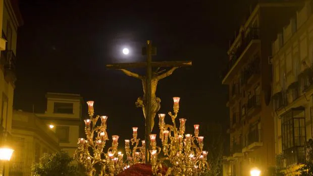 Paso del Cristo de la Hermandad de San Bernardo en el camino de vuelta a la iglesia en Sevilla