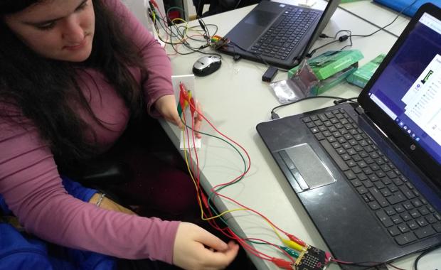 Una joven durante una clase organizada por la Federación de Asociaciones Murcianas de Personas con Discapacidad Física y Orgánica (Famdif/Cocemfe-Murcia)