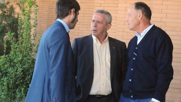 José Donoso, en el centro, en 2016, durante el juicio