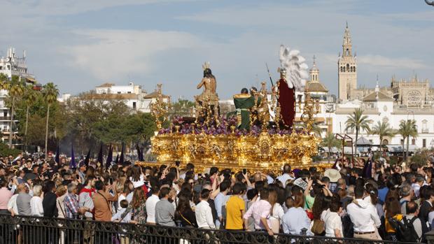 Imagen de la salida de un paso el Domingo de Ramos, en Sevilla