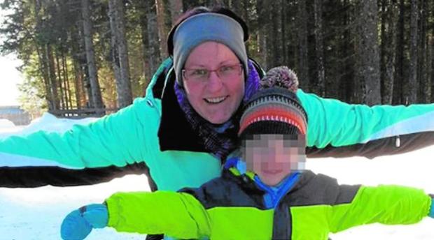 Silvia, la mujer asesinada, junto a su hijo de 5 años, en una imagen de su álbum familiar