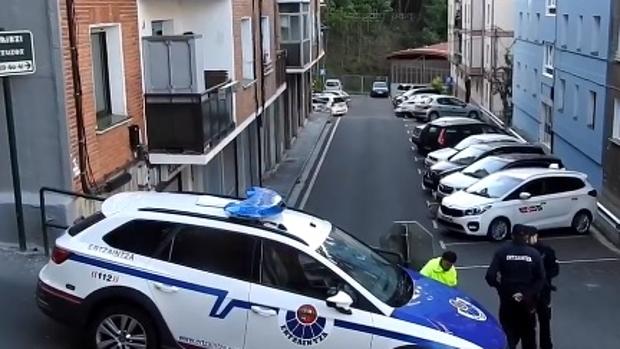 Agentes de la Ertzaintza, junto al bloque de viviendas de Galdakao donde se produjo el suceso