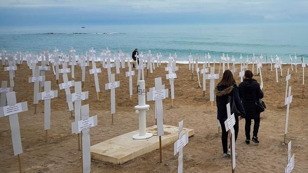Imagen de archivo de cruces colocadas por las víctimas de violencia de género en Vinaroz