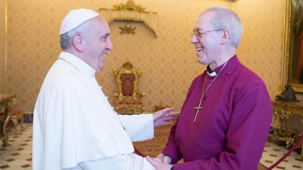 El Papa Francisco saluda al arzobispo de Canterbury Justin Welby en el Vaticano