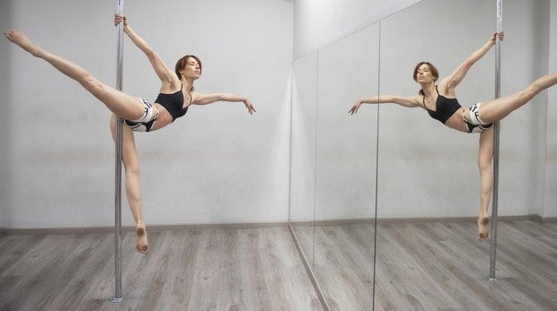 Hay mujeres de 50 que hacen pole dance, ¿por qué para subirte a una barra y  usar un short tienes que tener veintipocos y un cuerpo fitness?»