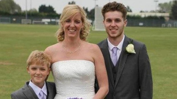 Sam, con su madre y su hermano mayor, James
