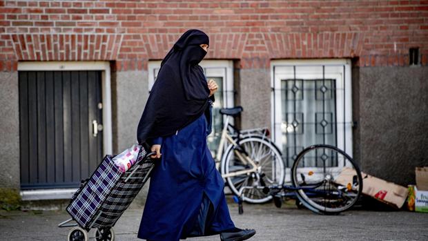 La prohibición del burka en Holanda entra en vigor  Burka-rotterdam-k2fD--620x349@abc