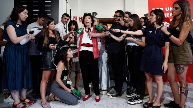 La ministra de Educación en funciones Isabel Celaá (c), en declaraciones a los medios tras la reunión que ella y el presidente del gobierno y líder del PSOE, Pedro Sánchez, han mantenido con organizaciones del tercer sector, de la comunidad educativa y de la España despoblada