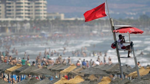 Un socorrista vigila la playa de la Malvarrosa de Valencia