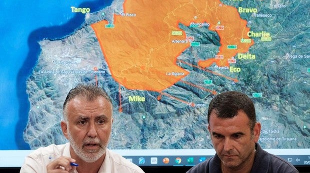 El presidente de Canarias, Ángel Víctor Torres (i) y el director técnico del Cabildo, Luis Fernando Arencibia (d), durante la rueda de prensa que ofrecieron este martes para informar sobre la evolución del mismo