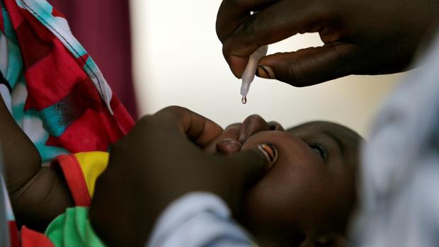 Un niño recibe la vacuna contra la polio