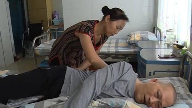 Imágenes de la mujer cuidando a su marido