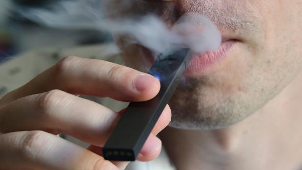 Un hombre consumiendo un cigarrillo electrónico