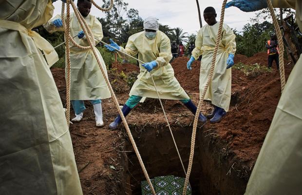 Entierro de una víctima del ébola en la ciudad de Beni (República Democrática del Congo)