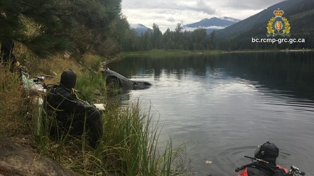 Buzos de la policía durante la extracción del coche del lago Griffin