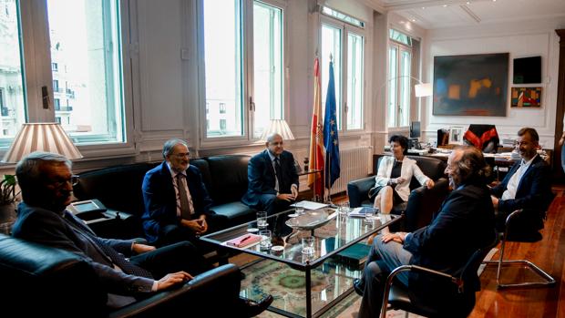 La ministra reunida con el sector de los editores de libros