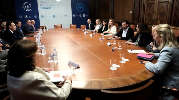 La portavoz parlamentaria del PP, Cayetana Álvarez de Toledo, ayer, con los rectores de las universidades