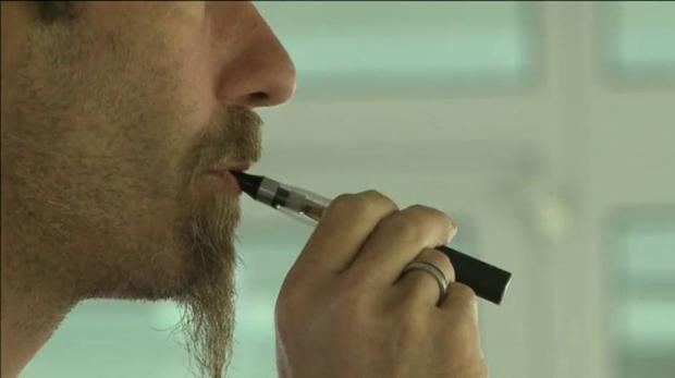 Un hombre consume un cigarrillo electrónico