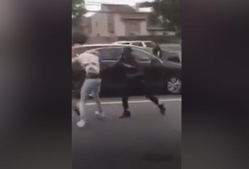 Momento de la pelea en que varios chicos derriban a Morris