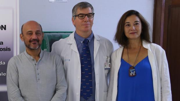 Javier Bonet, junto al doctor Juan Manuel Espejo, psicólogo clínico del Hospital Doce de Octubre, y su esposa, Remei