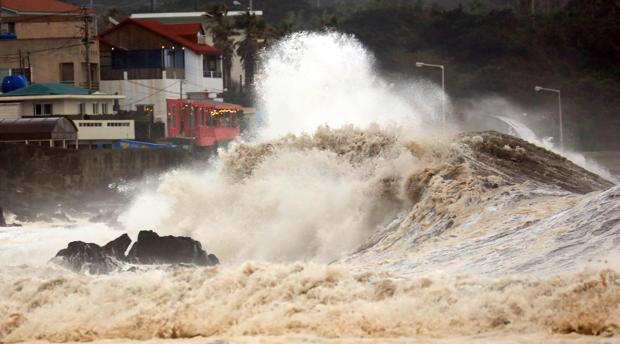 Grandes olas rompen a las orillas de Corea del Sur, por el paso de un reciente tifón, el Mitag. Japón se prepara ya para Hagibis