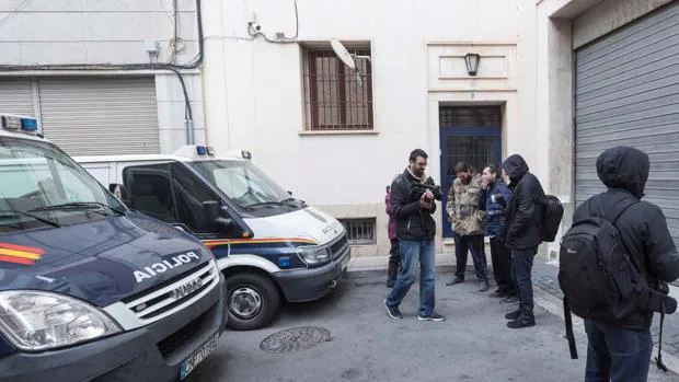 Periodistas en la puerta de calabozos de la Jefatura Superior de la Policía Nacional en Murcia, donde se encontraban los tres hombres detenidos por la supuesta violación a tres mujeres estadounidenses