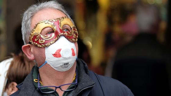 Un hombre se protege del coronavirus con una mascarilla en el Carnaval de Venecia, que finalmente ha tenido que ser cancelado