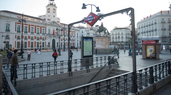 Solo unas pocas personas se podía ver esta mañana en la Puerta del Sol, habitualmente repleta de gente