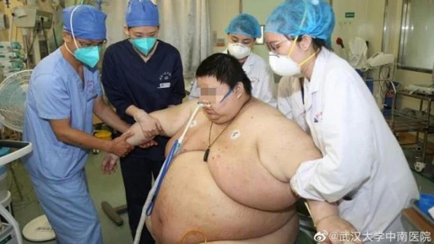 Imagen de Zhou siendo atendido por el personal médico