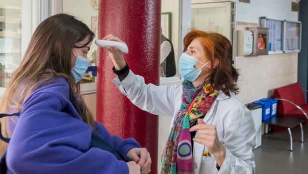 Mascarilla y control de temperatura para entrar a un instituto