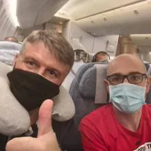 Pedro junto a Albert Aumatell dentro del avión rumbo a China