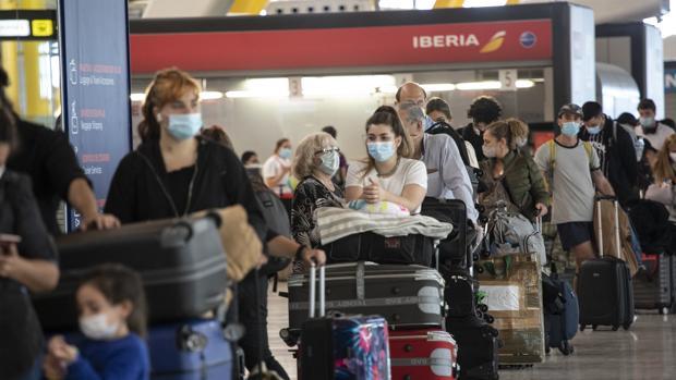 Los primeros viajeros en aterrizar en Barajas, el pasado junio