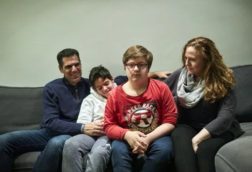 Javier junto a su familia