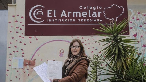 Rosa María Arbona frente al colegio El Armelar