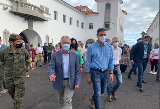 El presidente del Gobierno junto al presidente canario en La Palma este lunes