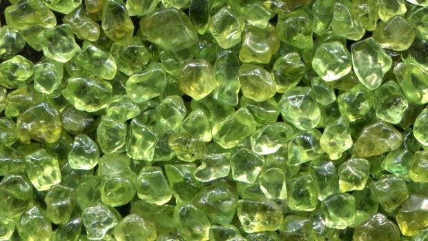 El cristal de olivino es un mineral semiprecioso que se emplea para la fabricación de joyas
