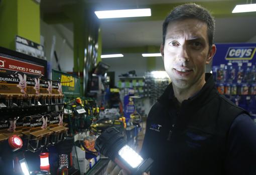 The hardware store of Miguel Berbés, in Vigo, is having stock problems due to the avalanche of preparers